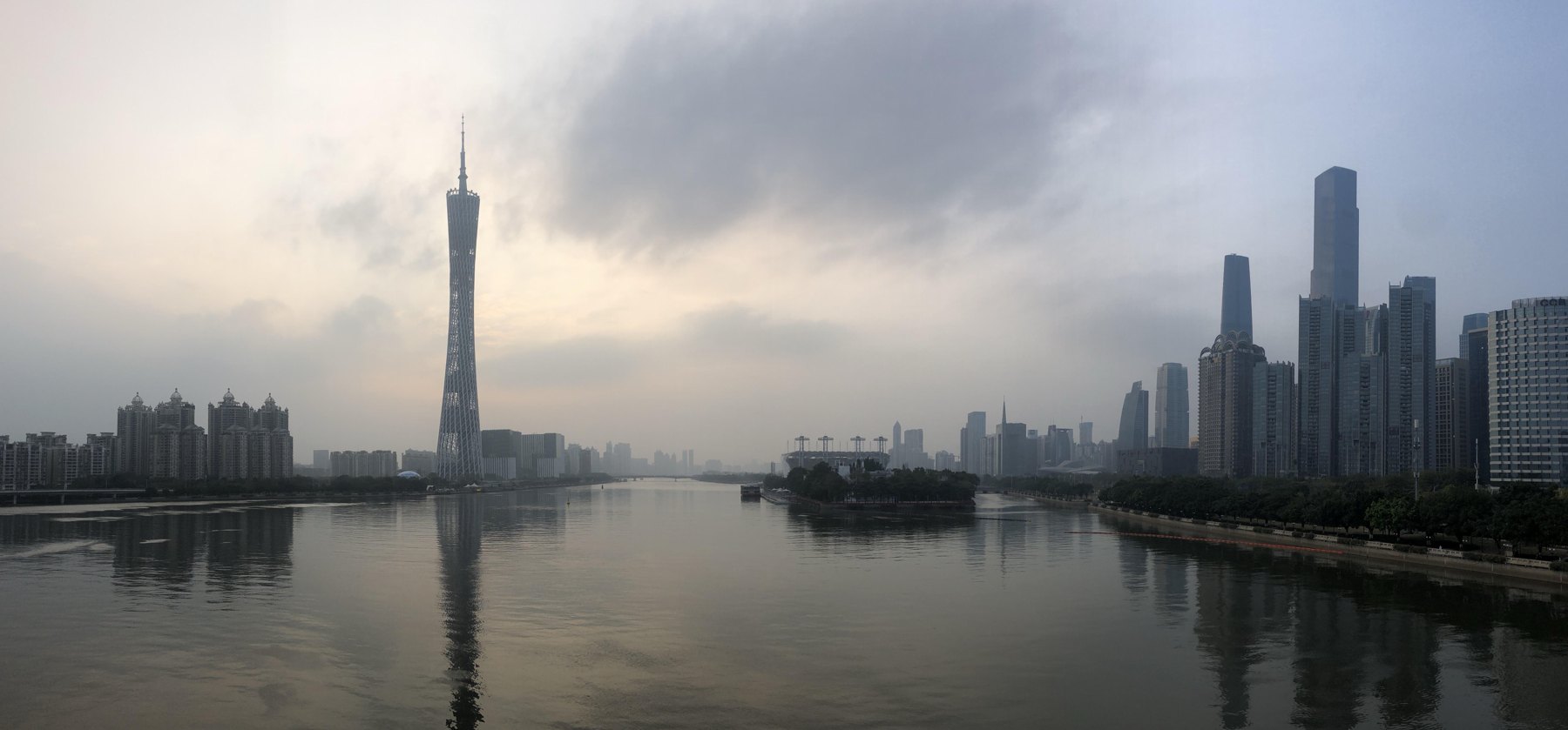 Panorama de Guangzhou et tour de Canton sur la rivière des Perles
